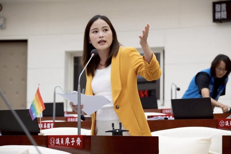 時代力量新竹市議員廖子齊（前）29日在議會質詢時指出，2027年禁止廚餘養豬後可能引發處理危機，市府應落實校園源頭減量，將剩食檢討納入各校機制。（廖子齊提供）中央社記者魯鋼駿傳真　115年5月29日