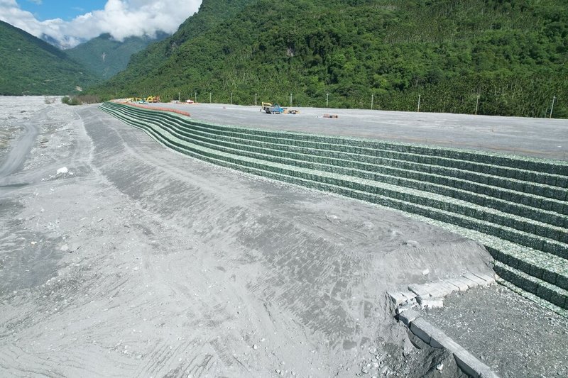 經濟部水利署進行花蓮馬太鞍溪疏濬、堤防復建工程，5月完成萬榮鄉明利村前的2060公尺導流堤。（水利署提供）中央社記者張祈傳真　115年5月29日