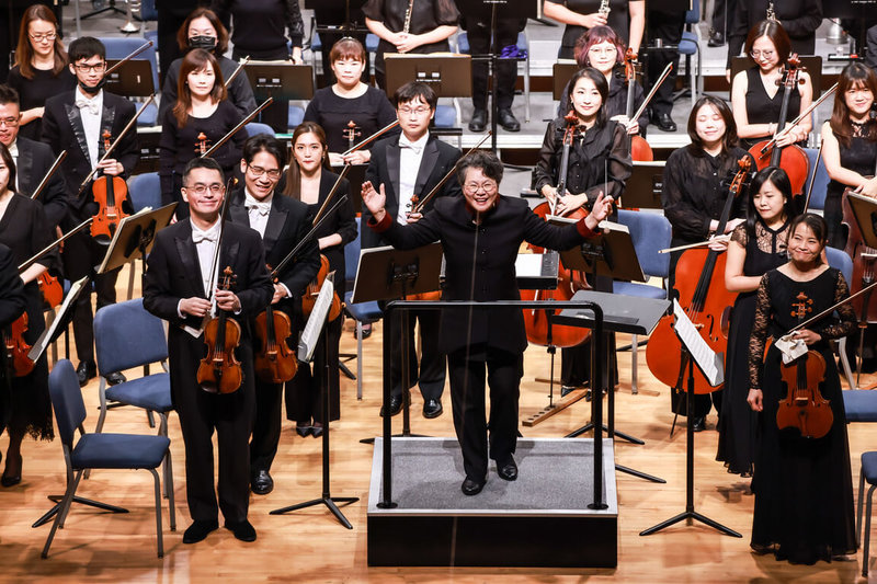旅美音樂家陳美安（前中）將客席指揮國立台灣交響樂團（NTSO），並攜手鋼琴新秀張凱閔，為樂迷送上布拉姆斯「第一號鋼琴協奏曲」，6月北高登場。（國台交提供）中央社記者趙靜瑜傳真  115年5月29日