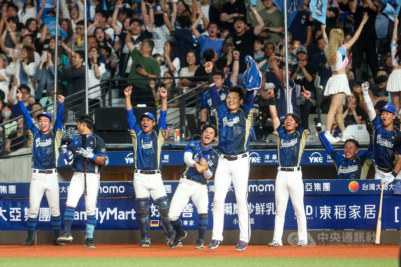 中職富邦悍將隊29日例行賽交手中信兄弟隊，悍將隊林書逸7局敲出關鍵三壘安打、打破平手僵局，休息區隊友興奮慶祝，終場悍將順利以4比2獲勝。中央社記者王騰毅攝　115年5月29日