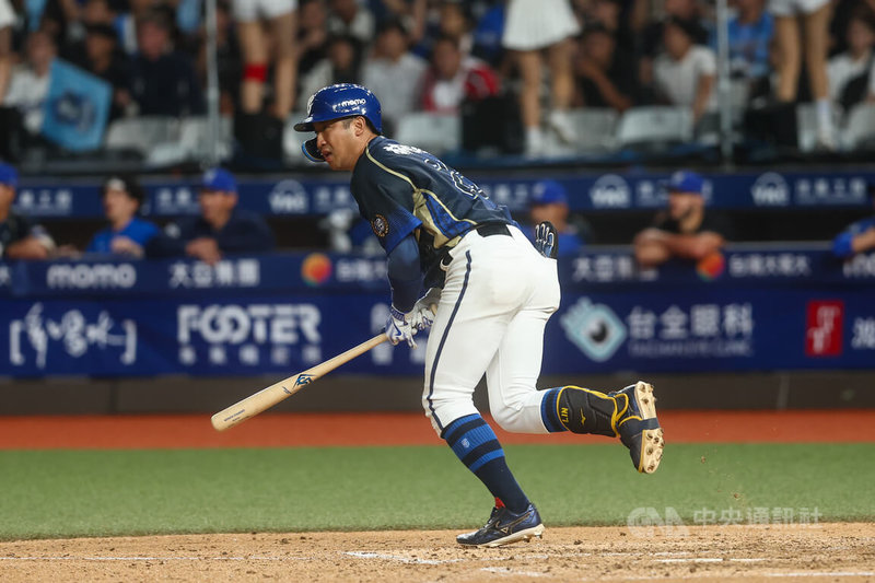 中職富邦悍將隊林書逸(圖)29日為轉隊後首度升上一軍先發、迎戰老東家。7局時,林書逸敲出關鍵三壘安打帶2分打點,助隊取得2分領先優勢,終場就以4比2獲勝。中央社記者王騰毅攝 115年5月29日