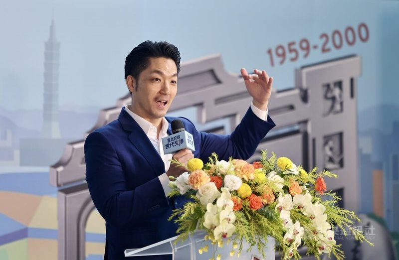 台北市立棒球場紀念碑29日落成,市長蔣萬安介紹,紀念碑還原當時球場最具特色的宮殿式大門,並表示,這不只是讓下一代記得此處曾是台灣棒球聖地,更傳遞著飲水思源、不忘本精神。中央社記者王飛華攝 115年5月29日