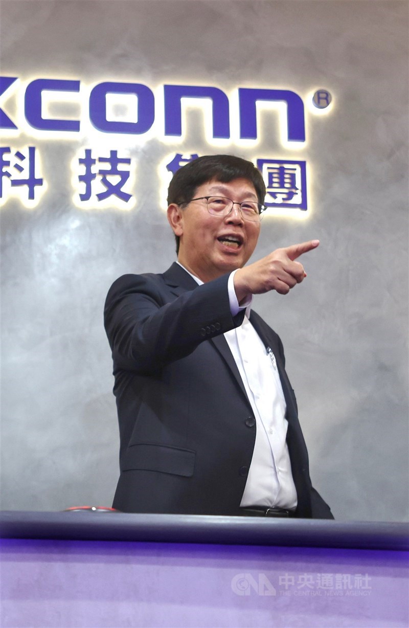 鴻海董事長劉揚偉表示，人工智慧（AI）應用外，電動車和機器人將是邊緣裝置未來的成長動能；預期到2026年底，記憶體缺料狀況對高階市場產品影響有限。（中央社檔案照片）