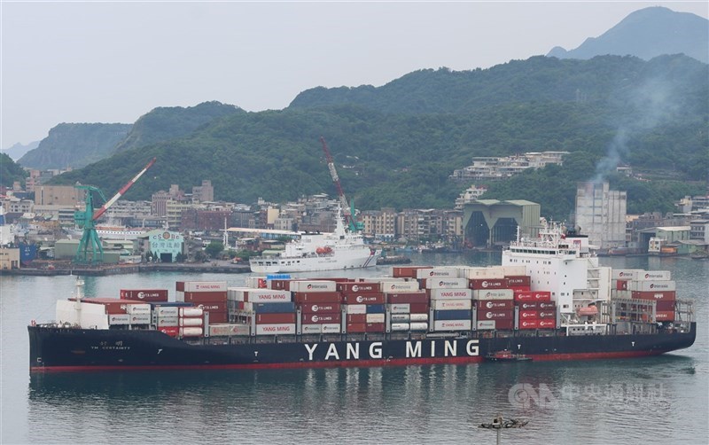 展望2026年，陽明表示，全球貨櫃航運市場仍將面臨供需失衡，航運市場受新船持續交付、紅海危機、歐洲與亞洲主要港口壅塞、區域衝突等影響，供需與經營環境仍具高度不確定性。（中央社檔案照片）