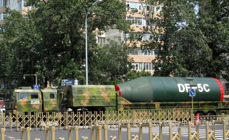 路透社披露,中國正在沙漠地區核彈發射井周圍興建旨在保護陸基核武系統的發射平台等設施網絡,以確保二次打擊能力。圖為2025年北京九三閱兵的東風-5C(DF-5C)陸基洲際彈道飛彈。中央社記者陳亦偉攝 115年5月29日