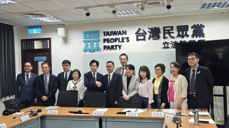 行政院秘書長張惇涵（前排左5）今天率3名中選會委員被提名人拜會民眾黨立法院黨團，民眾黨團由總召陳清龍（前排右6）率黨籍立委接待。中央社記者曾以寧攝　115年5月29日