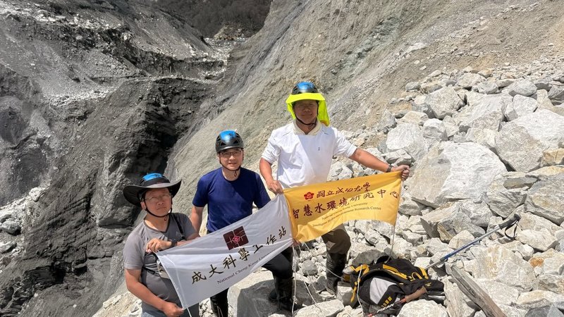國立成功大學在光復鄉成立科學工作站，智慧水環境研究中心主任曾志民（中）5月組成7人隊伍，徒步前往堰塞湖崩塌區進行地質勘查及採樣。（成大提供）中央社記者張祈傳真　115年5月29日