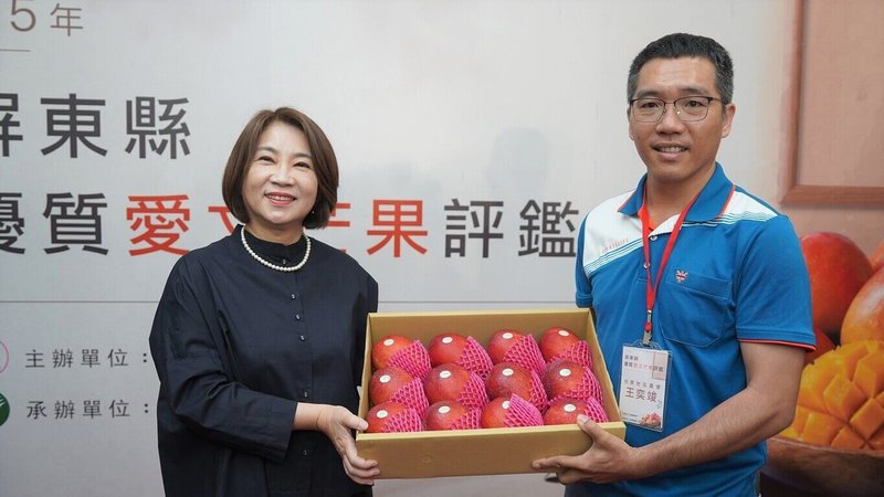 屏東縣政府「115年屏東縣優質愛文芒果評鑑」29日頒獎，冠軍由枋寮農友王奕竣（右）奪得，獲縣長周春米（左）表揚。（屏東縣政府農業處提供）中央社記者黃郁菁傳真　115年5月29日