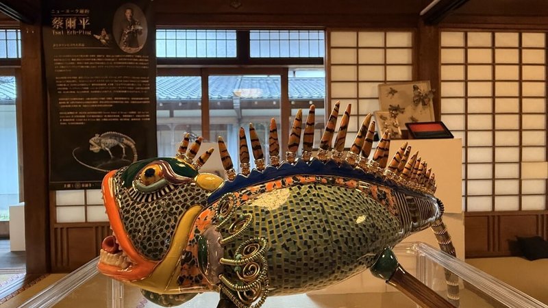 以「色彩」為題的Colors特展27日起在日本京都泉涌寺登場，展覽集結台灣藝術家蔡爾平、長年在京都創作的台灣陶藝家張義明，以及旅居台灣的日本攝影藝術家岡本孝3人作品。圖為蔡爾平「彩鑲瓷」作品。（台灣國王十字藝術社提供）中央社記者戴雅真東京傳真　115年5月29日