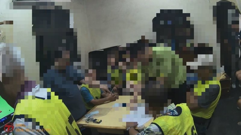 台南市蘇姓男子在善化區自宅開設職業賭場，警方27日晚間圍堵破獲，逮16人送辦。（台南市警局提供）中央社記者張榮祥台南傳真　115年5月29日