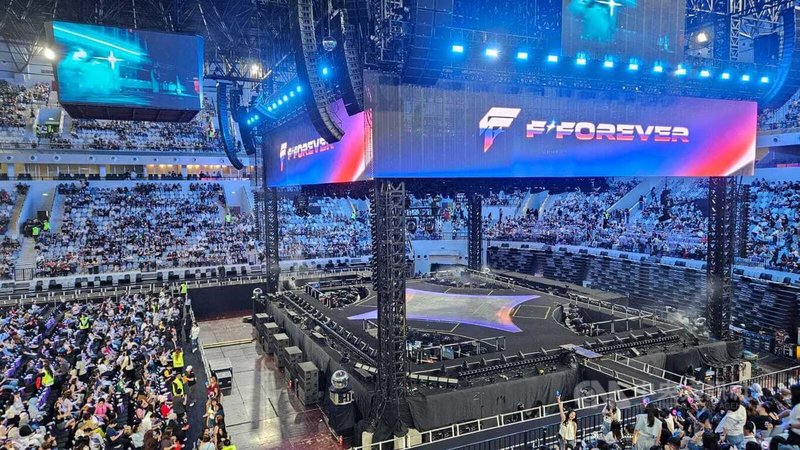 藝人言承旭、吳建豪、周渝民與五月天阿信合體舉辦的「F✦FOREVER恆星之城」巡迴演唱會印尼雅加達站，28日至30日登場，圖為GBK體育園區內的印尼國家體育場的舞台全景。中央社記者羅薇佳雅加達攝 115年5月29日