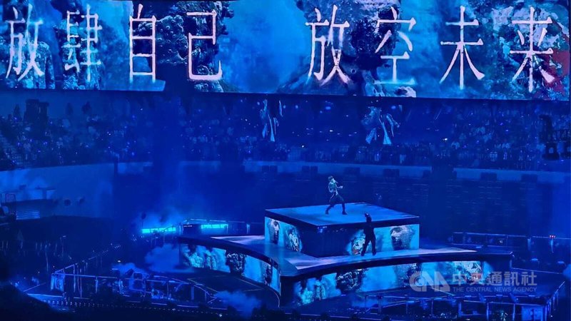 「F✦FOREVER恆星之城」巡迴演唱會28日至30日在印尼雅加達登場，首度來到印尼開唱的「五月天」阿信在巨型LED螢幕與藍色燈光下，於舞台中央獨自演唱經典歌曲「盛夏光年」。中央社記者羅薇佳雅加達攝 115年5月29日