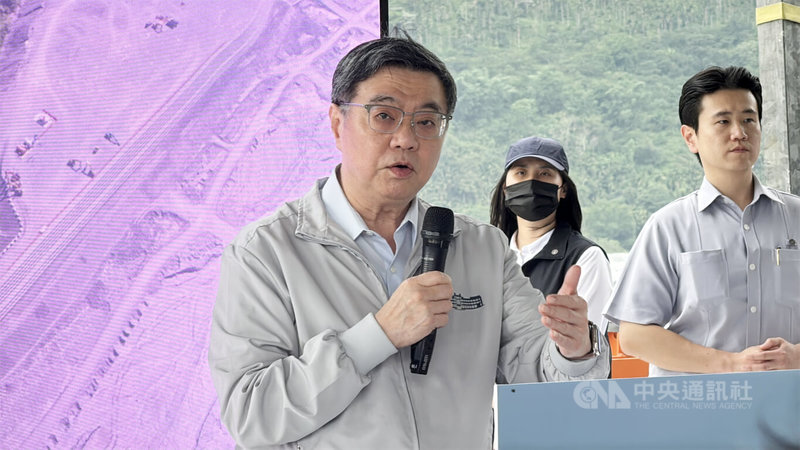 行政院長卓榮泰(前)29日到花蓮視察馬太鞍溪堤防工程防汛整備,他表示,災後復原已有初步成果。中央社記者張祈攝 115年5月29日