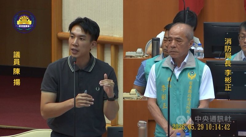國民黨籍屏東縣議員陳揚（左）29日質詢時關切消防員自費吹冷氣議題，建議消防局定期檢討與台電契約容量，滾動調整度數，改善消防員待命環境。（截自屏東縣議會網站）中央社記者黃郁菁傳真 115年5月29日