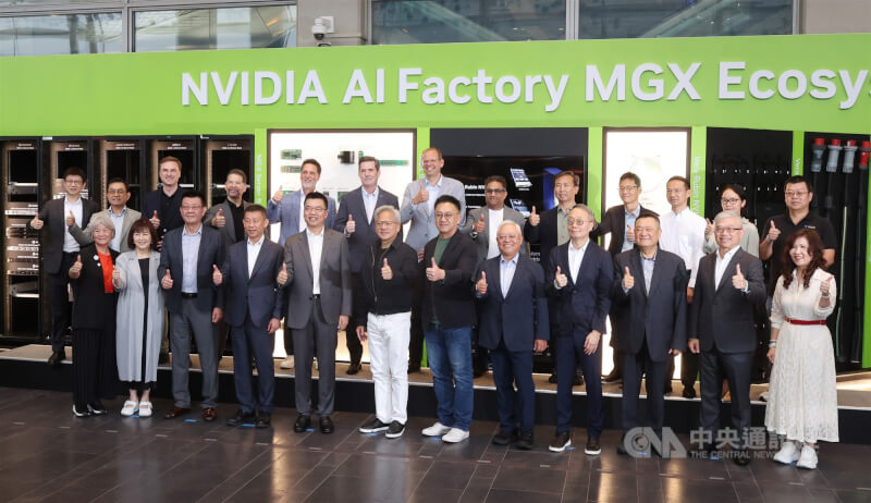 輝達（NVIDIA）執行長黃仁勳（前右7）29日出席輝達AI Factory MGX Ecosystem Ceremony，與合作廠商比讚合影留念。中央社記者張新偉攝　115年5月29日