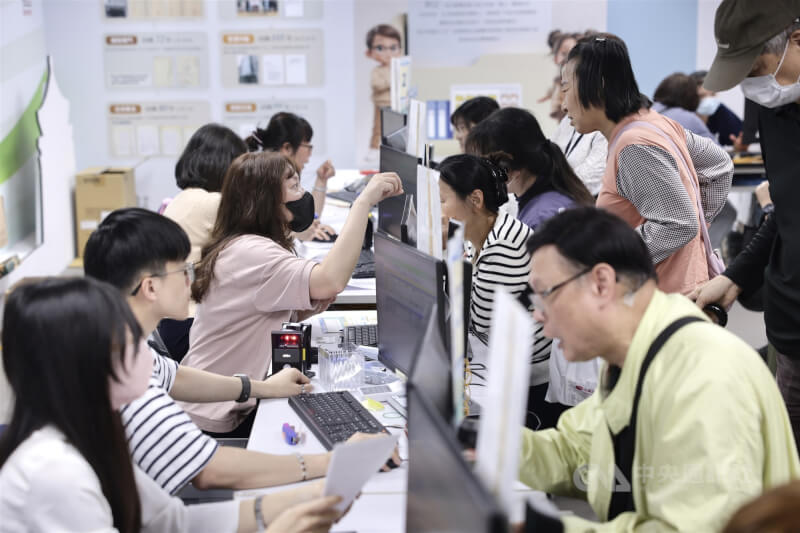 圖為4日台北國稅局中正分局下午湧現報稅人潮，櫃檯人員加派人手加速作業。（中央社檔案照片）