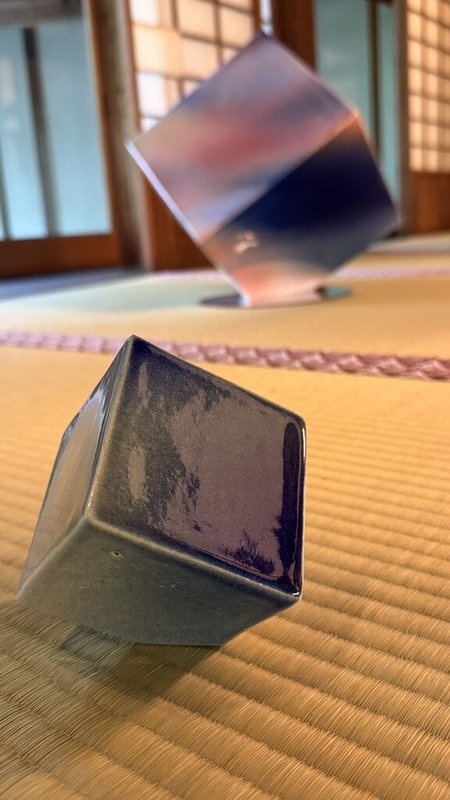 以「色彩」為題的Colors特展27日起在日本京都泉涌寺登場，展覽集結台灣藝術家蔡爾平、長年在京都創作的台灣陶藝家張義明，以及旅居台灣的日本攝影藝術家岡本孝3人作品。圖為張義明發展出獨具特色的「彩虹燒」。（台灣國王十字藝術社提供）中央社記者戴雅真東京傳真　115年5月29日