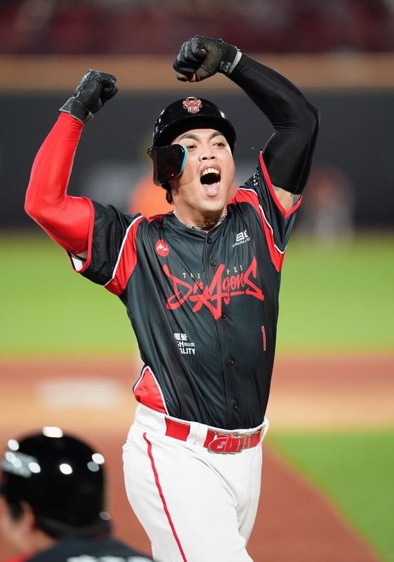 中華職棒味全龍隊29日對上統一7-ELEVEn獅隊，龍隊野手陳子豪（圖）延長賽10局下敲出三壘安打追平比數，興奮朝著休息區大喊振士氣，龍隊最終以8比7逆轉勝。（味全龍隊提供）中央社記者蘇志畬傳真　115年5月29日