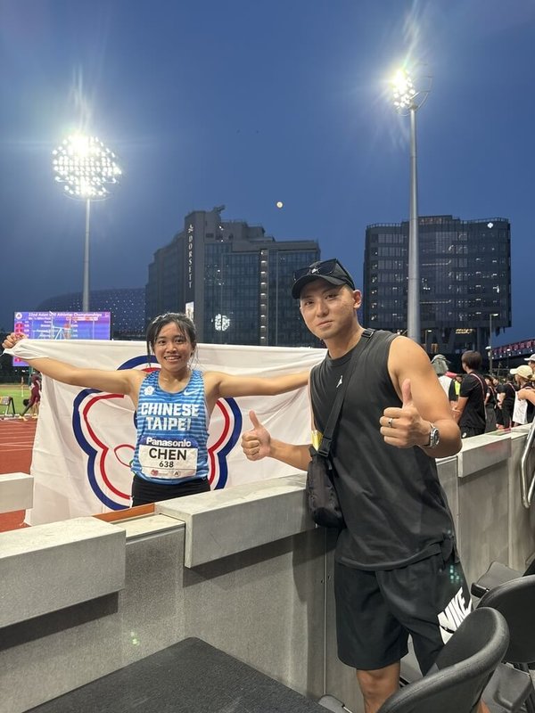 台灣15歲小將陳羿岑（左）29日在亞洲U20田徑錦標賽女子400公尺決賽飆出本季最佳的53秒16，替代表隊再添1面銀牌，同時也達到名古屋亞運參賽標準，教練林智偉（前右）深感驕傲。（中華民國田徑協會提供）中央社記者黎建忠傳真　115年5月29日