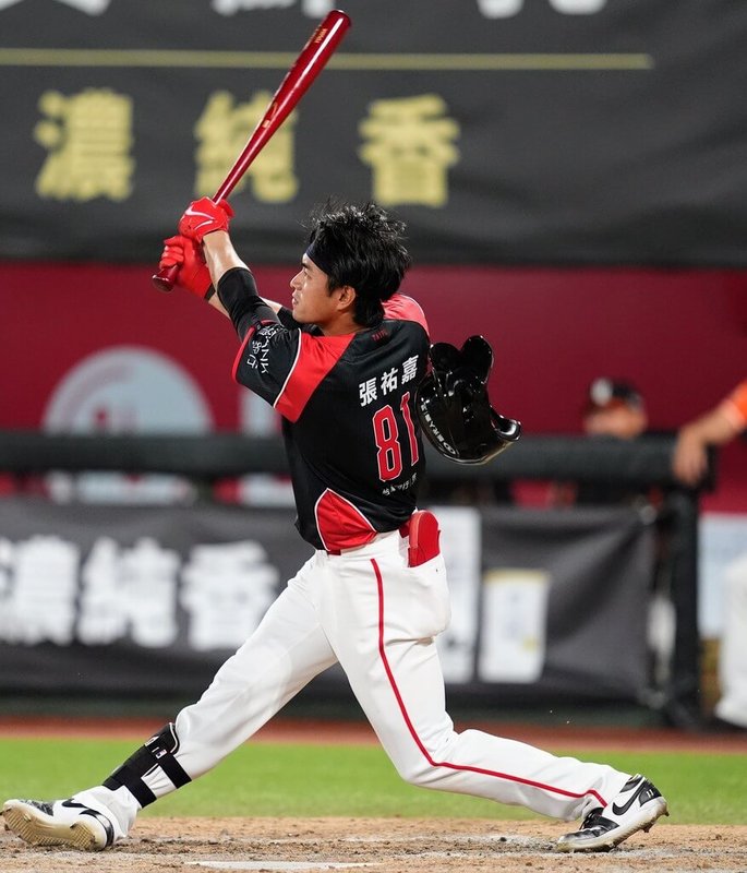 中華職棒味全龍隊29日對上統一7-ELEVEn獅隊，龍隊野手張祐嘉（圖）延長賽10局下敲出個人生涯第一支再見安打，幫助球隊以8比7逆轉險勝。（味全龍隊提供）中央社記者蘇志畬傳真　115年5月29日