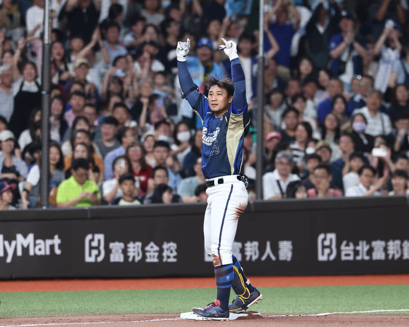 外野手林書逸(圖)轉戰中職富邦悍將後首度升上一軍,29日對前東家中信兄弟7局下敲出超前比數三壘打、情緒振奮,助隊搶勝獲選MVP。(富邦悍將提供)中央社記者謝靜雯傳真 115年5月29日