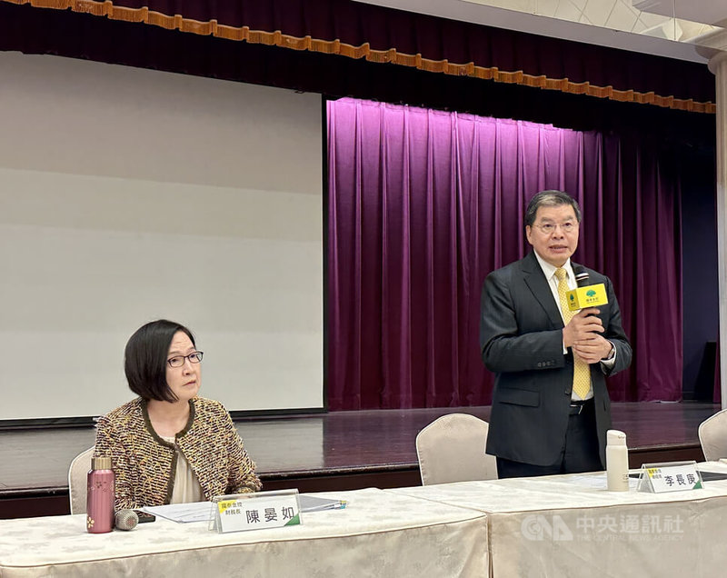 國泰金29日舉行第1季法人說明會，國泰金總經理李長庚（右）今天表示，持續關注外部機會，但絕不會為了併購而併購，更重要的是併購能否發揮綜效。圖左為國泰金財務長陳晏如。中央社記者蘇思云攝　115年5月29日
