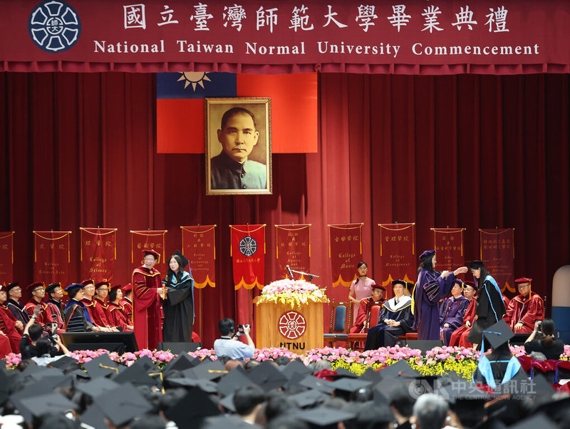 台灣師範大學30日在和平校區舉辦畢業典禮,歡送4573名畢業生,會中師長幫學生撥穗、頒發畢業證書。中央社記者張新偉攝 115年5月30日