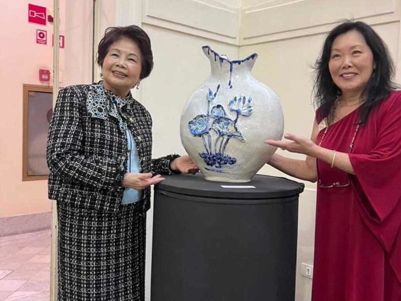 巴西第11屆「宇宙陶瓷」國際陶藝展，5月25日起在聖保羅市立檔案館登場，唯一來自台灣的陶藝家黃林月嬌（左）與日裔策展人愛莉安娜鶴（右）合影。（黃林月嬌提供）中央社記者唐雅陵聖保羅傳真   115年5月30日