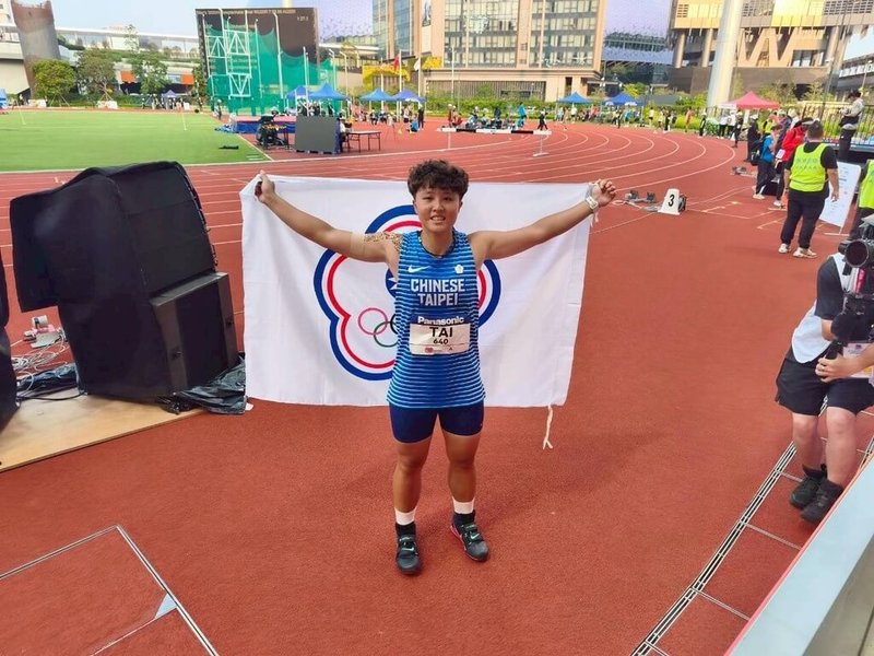 在香港舉行的亞洲U20田徑錦標賽，台灣女將戴佑芩（圖）30日在女子標槍決賽以56公尺91摘下台灣隊本屆賽事首面金牌，同時也達標名古屋亞運。（中華田協提供）中央社記者陳容琛傳真　115年5月30日