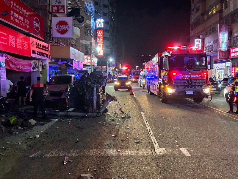 台中市南區美村路與光輝街交叉路口30日發生車禍救護案件，小客車衝往對向車道與一輛機車發生碰撞，車子撞到電桿後側翻，電桿遭攔腰折斷。（民眾提供）中央社記者趙麗妍傳真　115年5月30日