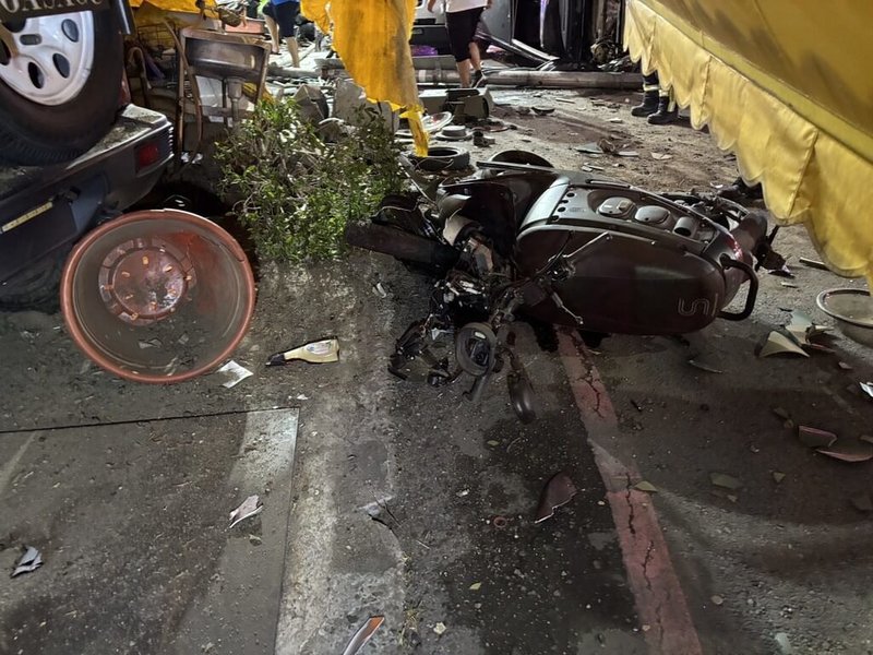 台中市南區美村路與光輝街交叉路口30日發生車禍救護案件，小客車衝往對向車道與一輛機車發生碰撞，機車零件散落一地。（民眾提供）中央社記者趙麗妍傳真　115年5月30日