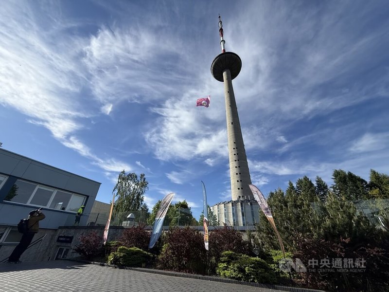 維爾紐斯粉紅湯節主辦單位29日上午,在維爾紐斯地標電視塔升起象徵節慶的粉紅湯旗幟,宣布為期3天的活動正式展開。中央社記者游堯茹維爾紐斯攝 115年5月30日