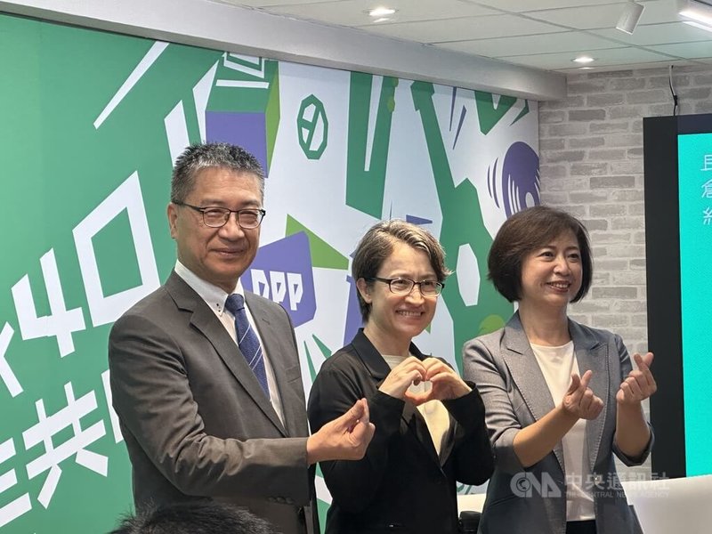 副總統蕭美琴(中)、民進黨秘書長徐國勇(左)與黨籍立委何欣純(右)30日共同出席民進黨創黨40週年紀念系列活動青年座談會台中場。中央社記者趙麗妍攝 115年5月30日