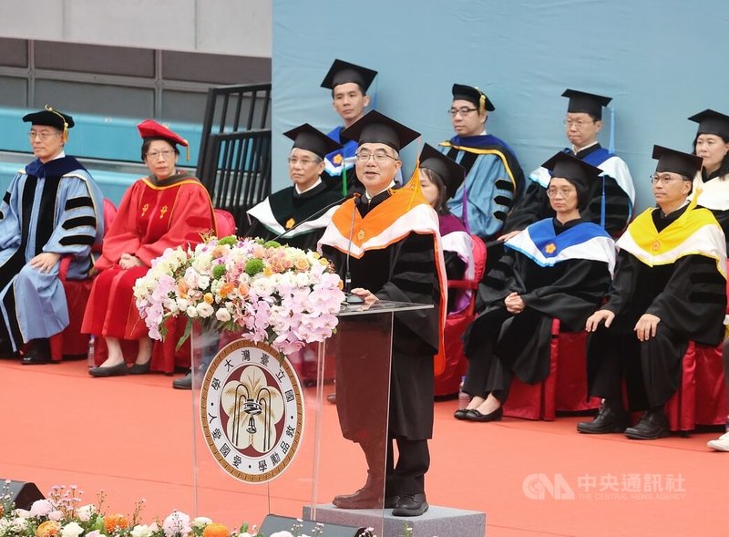 台灣大學30日舉辦114學年度畢業典禮,今年學士班畢業生有5497人、碩士班畢業生有5440人、博士班畢業生有606人,總計1萬1543人。校長陳文章(前)期許畢業生們不要害怕失敗,保持韌性與熱情,持續追求理想,並以具體行動來幫助他人,終究能為社會帶來改變。中央社記者郭日曉攝 115年5月30日