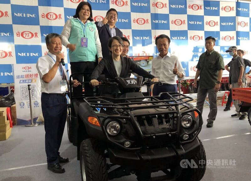 副總統蕭美琴(前中)30日出席第20屆台灣國際農業機械暨資材展開幕,逐一參觀農機,還試乘四輪驅動搬運車。中央社記者黃國芳攝 115年5月30日