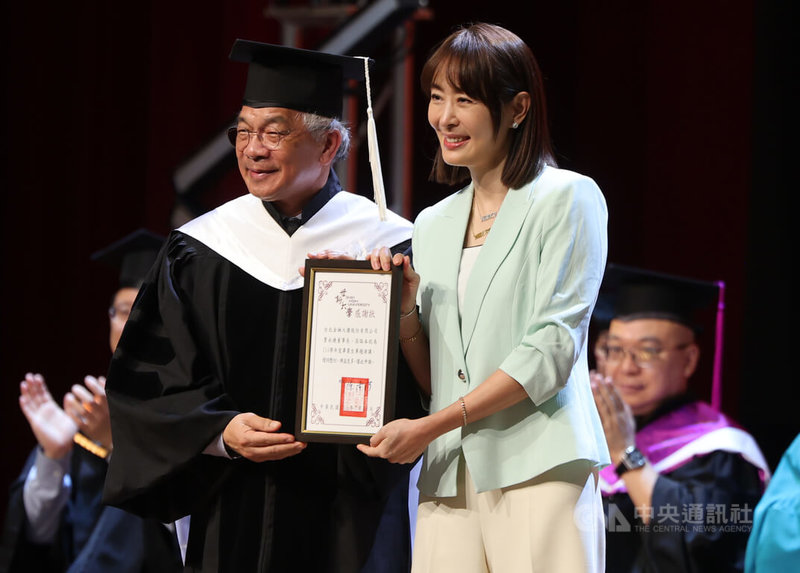 台北101董事長賈永婕(前右)30日受邀擔任世新大學畢業典禮致詞嘉賓,世新校長陳清河(前左)會中頒發感謝狀並合影。中央社記者趙世勳攝 115年5月30日