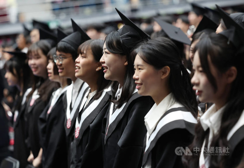 台灣師範大學30日在和平校區舉辦畢業典禮,台師大今年畢業生共有4573人,包括學士班2527人、碩士班1858人、博士班188人。中央社記者張新偉攝 115年5月30日