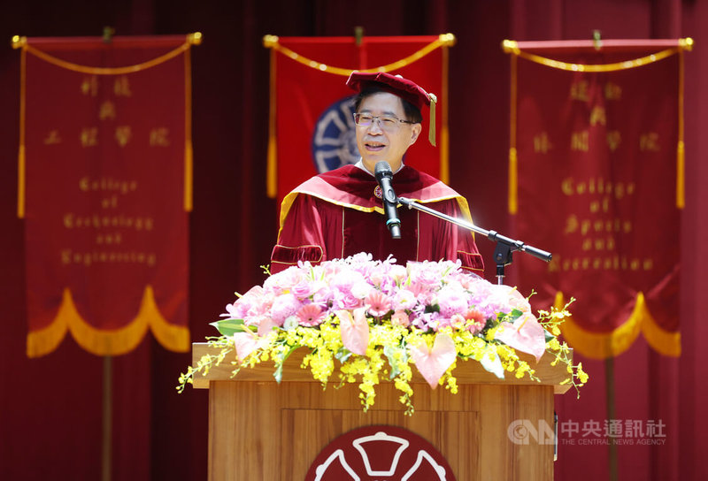 台灣師範大學30日在和平校區舉辦畢業典禮,台師大校長宋曜廷致詞時表示,「師範」二字並不只適用於要當老師的人,而是適用任何專業,「處事為師,職場為範。」勉勵畢業生把自己的事情做好,進而能教導別人,如此才能在未來世界中,展現獨樹一格的特色,並能成為領導者。中央社記者張新偉攝 115年5月30日