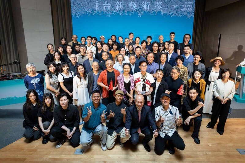第24屆台新藝術獎30日舉行頒獎典禮，3大獎得主、決選團、提名觀察人及入圍藝術家等，會後合影留念。（台新銀行文化藝術基金會提供）中央社記者邱祖胤傳真　115年5月30日