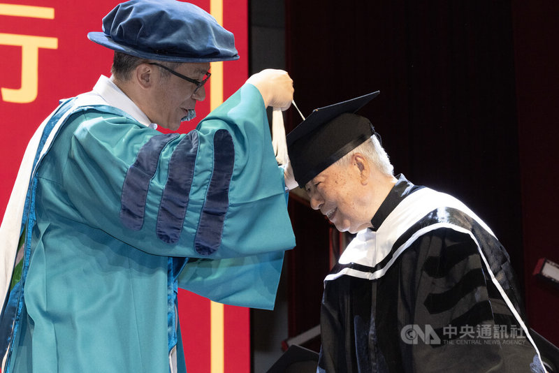 年逾90歲的氣象主播李富城(右)30日順利從世新大學傳播管理系碩士在職專班畢業,開心上台接受撥穗儀式。中央社記者趙世勳攝 115年5月30日
