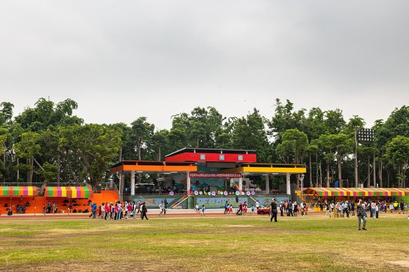 南投縣草屯鎮中山公園老舊，南投縣政府補助鎮公所新台幣1000萬元，加上鎮公所自籌約1100萬元，辦理設施改善工程，包含看台補強、地坪更新、新增遮雨設施、照明燈具、公廁重建等，30日舉行竣工典禮。（南投縣政府提供）中央社記者蕭博陽南投縣傳真　115年5月30日