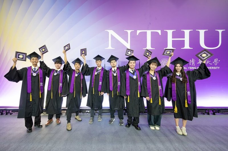 國立清華大學30日舉行畢業典禮，8名畢業生獲頒「梅貽琦紀念獎章」。（清大提供）中央社記者魯鋼駿傳真　115年5月30日