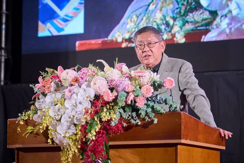 前台積電人資長、政大商學院教授李瑞華(圖)30日在政治大學畢業典禮中致詞,勉勵學子勇敢跨出舒適圈,開啟更寬廣的人生視野。(政大提供)中央社記者陳至中傳真 115年5月30日