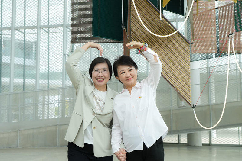 台中市長盧秀燕（右）30日陪同國民黨立委徐欣瑩（左）參訪台中綠美圖，2人在藝術裝置前合比大愛心留影。（台中市政府提供）中央社記者趙麗妍傳真 115年5月30日