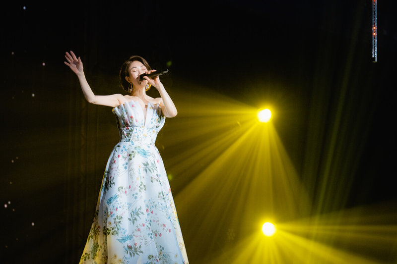 歌手李翊君（圖）30日在高雄流行音樂中心舉辦「翊起聽見愛」演唱會，她自揭因為穿上10幾公分高的高跟鞋演出差點摔倒。（寬宏提供）中央社記者王心妤傳真　115年5月30日
