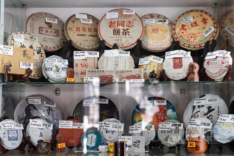 烏東前線城市斯拉維揚斯克街頭出現茶店,販售普洱、烏龍等中式茶品,玻璃櫃內陳列「老同志茶餅」、「宮廷普洱」、「老班章」等不同普洱茶磚,售價約200至1000荷林夫納(約新台幣140至700元)不等。中央社記者陳彥婷斯拉維揚斯克攝 115年5月30日