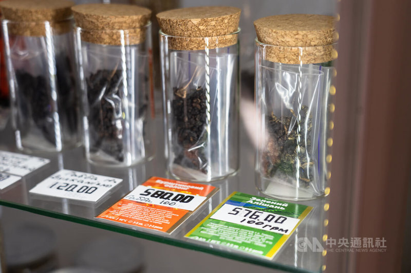 店內販售綠茶、紅茶、茉莉、玫瑰等中西茶品,如100克阿里山烏龍茶(右一)售價576荷林夫納(約新台幣408元)。中央社記者陳彥婷斯拉維揚斯克攝 115年5月30日