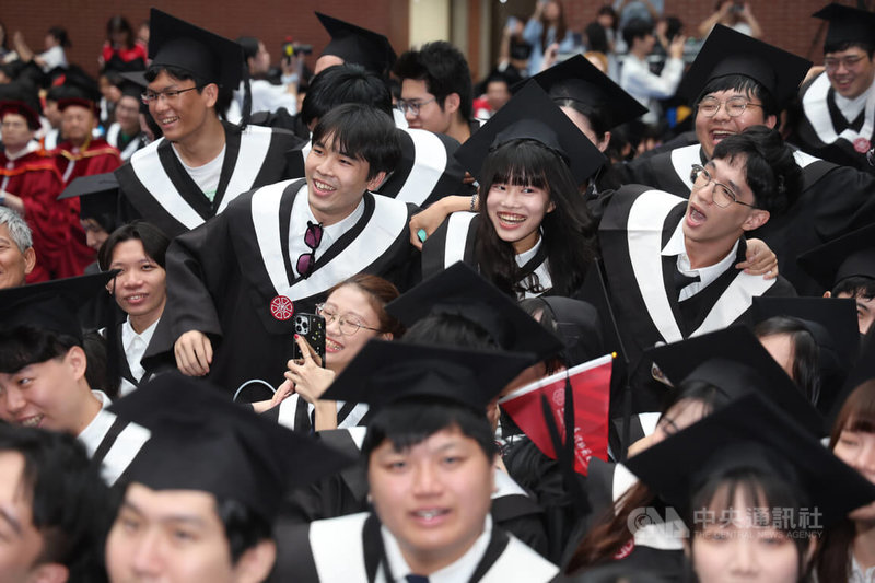 台灣師範大學114學年度畢業典禮30日在和平校區舉行,歡送4573名畢業生,學子們在典禮中齊聲高唱畢業歌,隨旋律一同搖擺。中央社記者張新偉攝 115年5月30日
