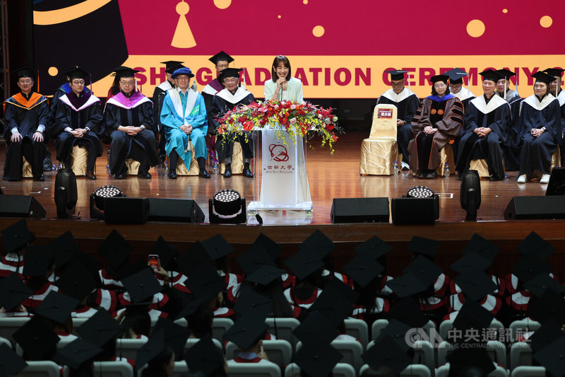 世新大學30日舉行114學年度畢業典禮,台北101董事長賈永婕(中立者)應邀出席發表演講,並以美國傳奇攀岩家霍諾德徒手攀上台北101為例,鼓勵每名畢業生活出獨特的生命價值與意義。中央社記者趙世勳攝 115年5月30日