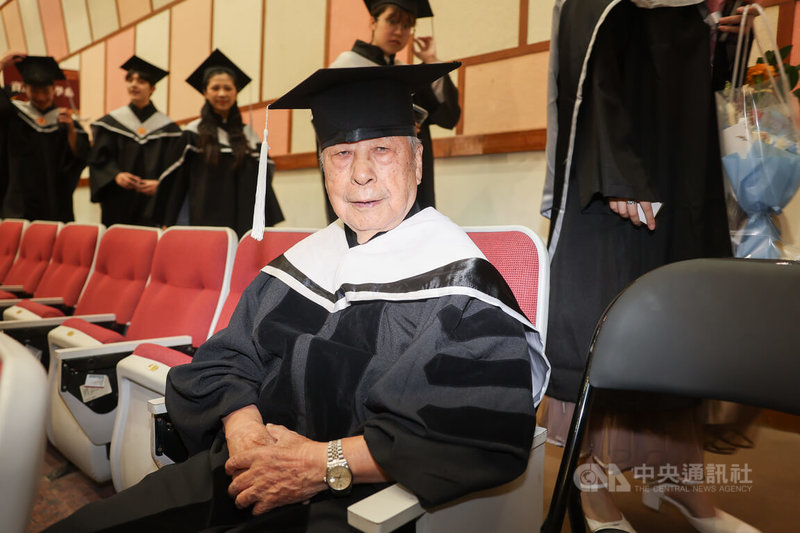 世新大學30日晚間舉行碩博士班畢業典禮,年逾90歲的前氣象主播李富城(圖)也順利畢業,受訪時開心分享學習經驗,鼓勵退休人士多學習,因為持續用腦可防止失智。中央社記者趙世勳攝 115年5月30日